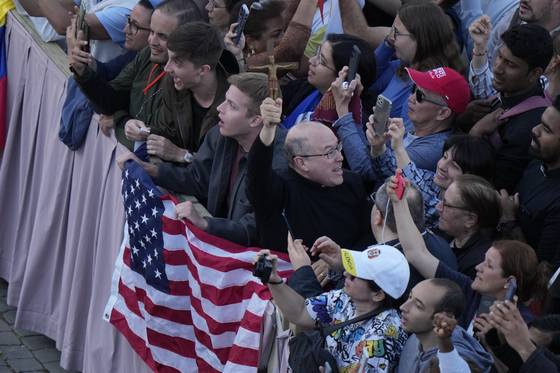 바티칸 광장에 모인 미국 신자들이 최초의 미국인 교황 탄생에 성조기를 흔들며 기뻐하고 있다. [AP=연합뉴스]