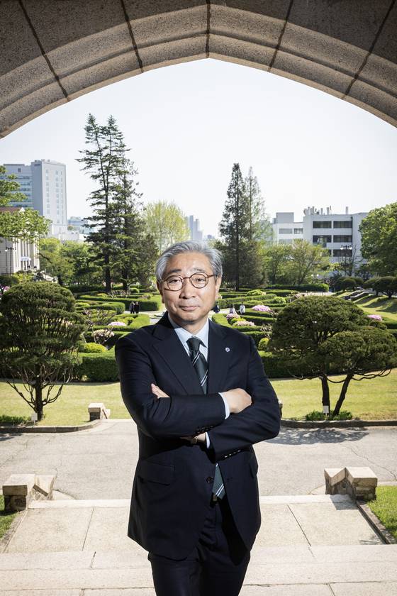 윤동섭 연세대학교 총장이 지난달 25일 오후 중앙일보와 인터뷰 하기 전 서울 연세대 신촌캠퍼스 본관 앞에서 포즈를 취하고 있다. 전민규 기자