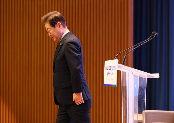 이재명 더불어민주당 대선후보가 8일 오전 서울 중구 대한상공회의소에서 열린 대선후보 초청 경제5단체장 간담회에서 발언을 마치고 이동하고 있다. 국회사진기자단