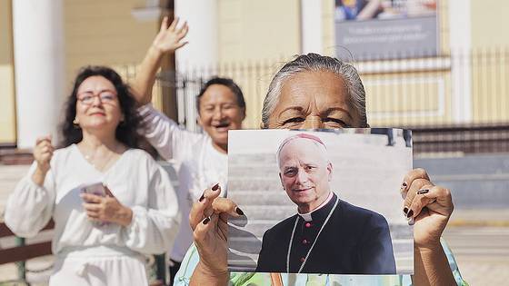 2025년 5월 8일 교황 레오 14세로 선출된 프레보스트 주교가 수년간 사목했던 페루 치클라요 대성당 앞에서 그의 사진을 들고 기뻐하는 페루인들. AP=연합뉴스