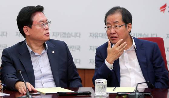 [자유한국당 최고위원회의/20170831/국회/박종근] 홍준표 자유한국당 대표가 31일 오전 서울 여의도 당사에서 열린 최고위원회의에서 정우택 원내대표와 이야기 하고 있다. 박종근 기자