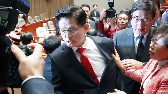 김문수 국민의힘 대통령 후보가 9일 서울 여의도 국회에서 열린 의원총회에서 ″무소속을 당 후보 만들려 불법부당 수단 동원, 중단하라″며 입장을 밝힌 뒤 의총장을 떠나자 의원들이 김 후보의 퇴장을 말리고 있다. 뉴스1