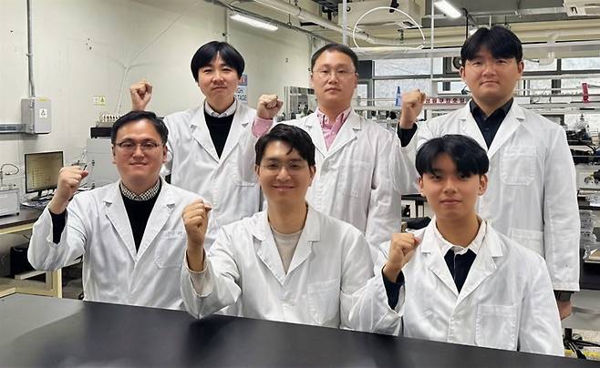 ▲참여 연구진 한국기술교육대학교 심영석 교수, 한국화학연구원 조동휘 박사, 한국기술교육대학교 석사과정생 조윤행, 한국생산기술연구원 김동수·이칠형 박사, 상명대학교 AI모빌리티공학과 이광재 교수(하단 왼쪽부터 반시계방향)