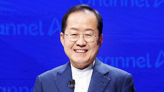 지난달 25일 당시 홍준표 국민의힘 대선 경선 후보가 서울 종로구 동아미디어센터 채널A 오픈스튜디오에서 한동훈 후보와의 일대일 맞수 토론 시작을 기다리고 있다. 국회사진기자단