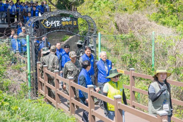 ▲ 유인촌 장관이 8일 함명준 고성군수와 최북단 고성 DMZ 평화의 길 A코스를 걷고있다.