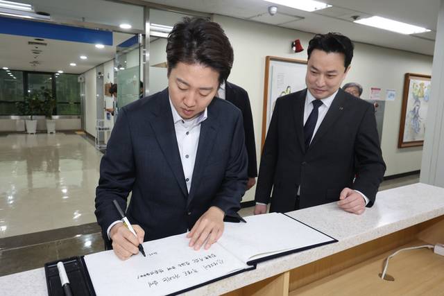 ▲ 개혁신당 이준석 대선 후보가 9일 서울 서초구 한국교원단체총연합회(교총)에서 강주호 교총 회장과의 면담에서 앞서 방명록을 작성하고 있다. 2025.5.9 연합뉴스