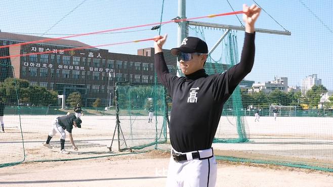 ▲ 피칭에 앞서 몸푸는 김성준&nbsp;