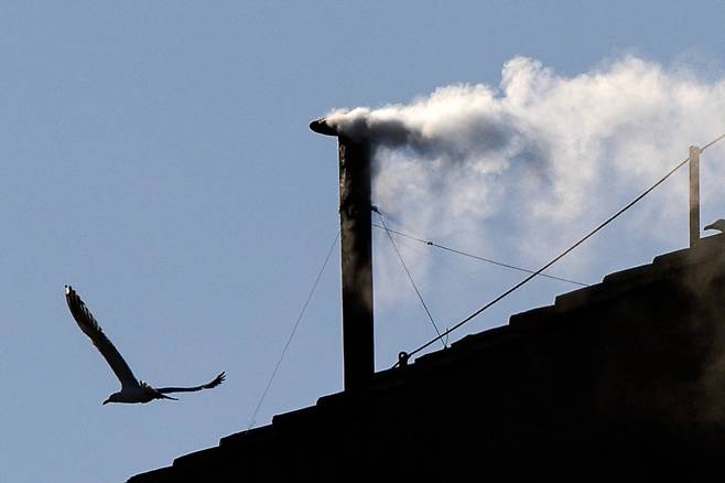 콘클라베 둘째날인 8일(현지시간) 오후 6시 8분께 이탈리아 로마 바티칸의 시스티나 성당 굴뚝에 새 교황 선출을 알리는 흰 연기가 피어 오르고 있다. 사진=EPA