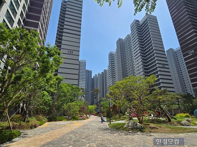 서울 강동구 둔촌동 '올림픽파크포레온' 내의 조경이 잘 꾸며져 있다. 사진=이송렬 기자.