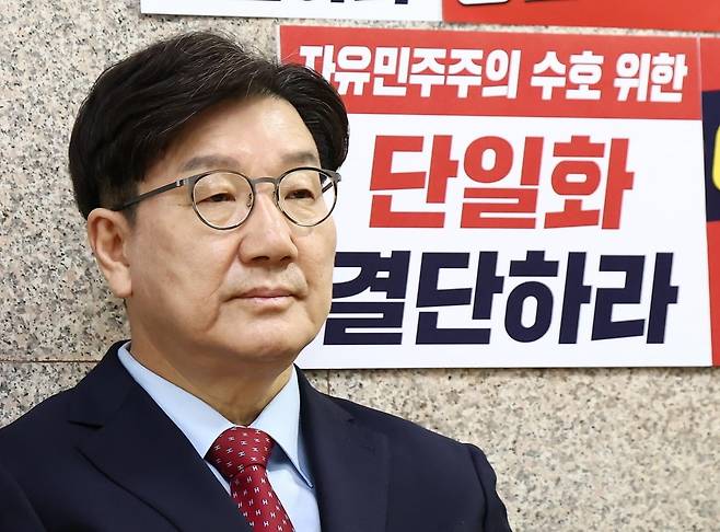 권성동 국민의힘 원내대표가 9일 오전 서울 여의도 국회에서 김문수 당 대통령 후보에게 단일화 약속을 촉구하며 무기한 단식농성을 하고 있다. 사진=뉴스1