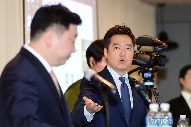 가로세로연구소 김세의 대표와 법무법인 부유 부지석 대표변호사가 7일 오후 서울 삼성동 스페이스쉐어 삼성역센터에서 '김수현 중범죄' 폭로 기자회견을 열고 입장을 밝히고 있다. / 변성현 한경닷컴 기자 byun84@hankyung.com