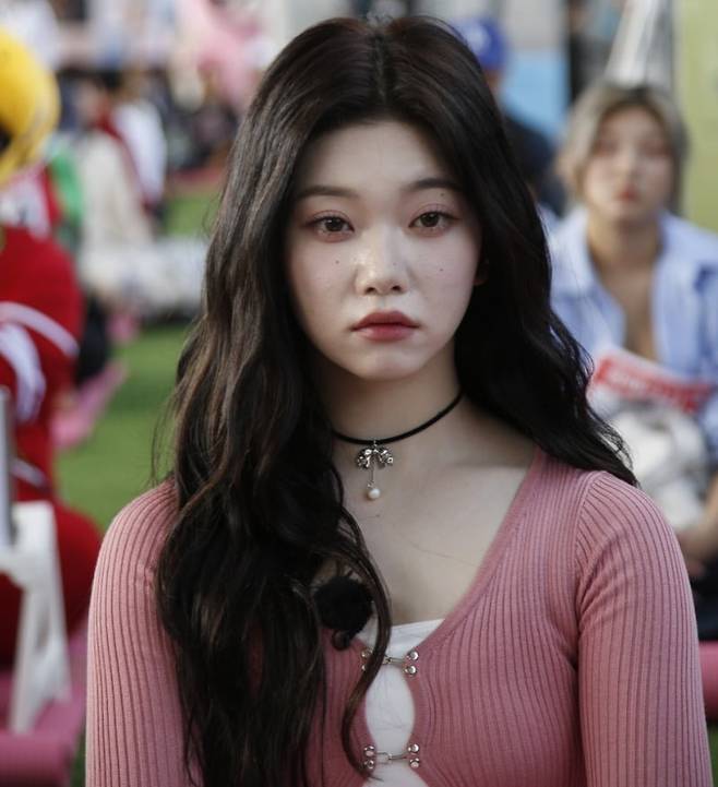 지난해 5월 12일 아이돌그룹 빌리의 멤버 '츠키'가 서울 반포한강공원 잠수교에서 열린 '한강 멍때리기 대회'에 참석해 멍하니 앉아 있다. 서울시 제공