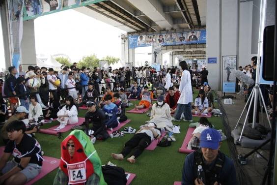 지난해 5월 12일 서울 반포한강공원 잠수교에서 열린 한강 멍때리기 대회에서 참가자들이 멍을 때리고 있다. 서울시 제공