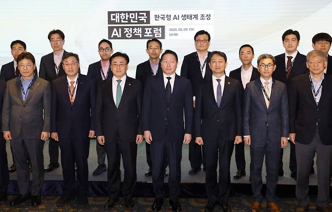 최태원 대한상공회의소 회장(가운데)이 9일 서울 중구 롯데호텔 사파이어볼룸에서 열린 대한민국 AI 정책 포럼에 참석해 유상임 과학기술정보통신부 장관(왼쪽 세번째), 안덕근 산업통상자원부 장관(오른쪽 세번째) 등 참석자들과 기념 촬영하고 있다. /이솔 기자