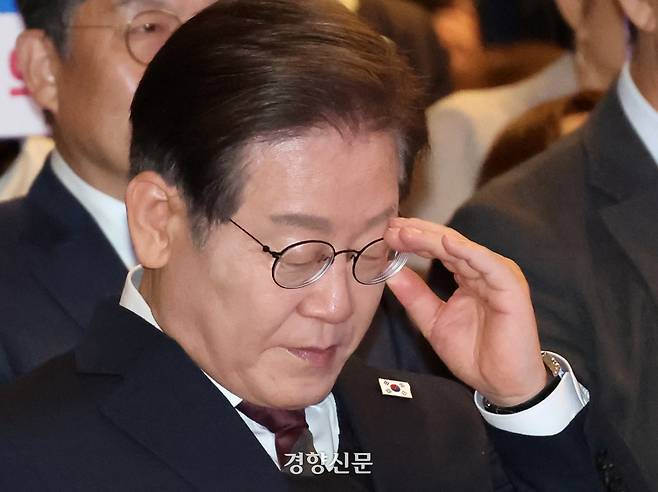 이재명 더불어민주당 대선후보가 8일 여의도  중소기업중앙회 KBIZ홀에서 열린 중앙선대위 직능본부 민생정책 협약식에서 안경을 추스르고 있다. 박민규 선임기자