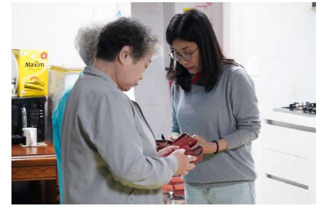 성북구청이 관내 경로당에 ‘스마트 매니저’ 8명을 파견해 유심 정보 유출 사고에 따른 주의점을 안내하고 있다. 성북구 제공.