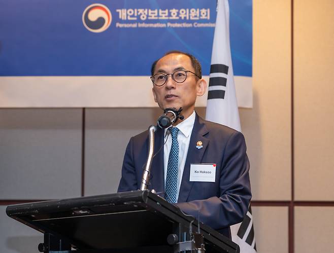 Personal Information Protection Commission Chairperson Ko Hak-soo gives a lecture about Korea's personal data policies at a seminar hosted by the American Chamber of Commerce in Korea (Amcham) at Grand Hyatt Seoul in central Seoul on May 8. [PERSONAL INFORMATION PROTECTION COMMISSION]