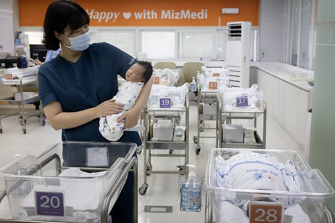 A nurse holds a newborn baby at MizMedi Hospital in Gangseo District, western Seoul. [JOONGANG ILBO]