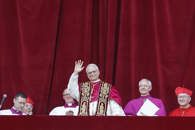인사하는 새 교황 레오 14세. EPA연합뉴스&nbsp;