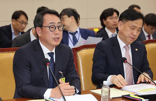 지난 8일 국회 과학기술정보방송통신위원회 전체회의에서 열린 SK텔레콤 유심 해킹 사건 청문회에서 유영상 SK텔레콤 대표이사가 의원 질의에 답하고 있다. 연합뉴스&nbsp;