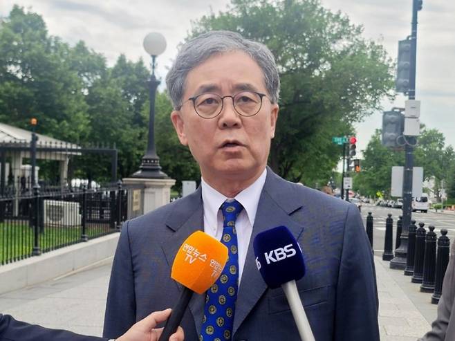 이재명 더불어민주당 대선 후보의 외교·안보·통상 분야 핵심 참모인 김현종 전 국가안보실 2차장이 8일(현지시간) 미국 워싱턴DC 백악관에서 도널드 트럼프 행정부 당국자들과 회동한 뒤 기자들에게 결과를 설명하고 있다. 연합뉴스