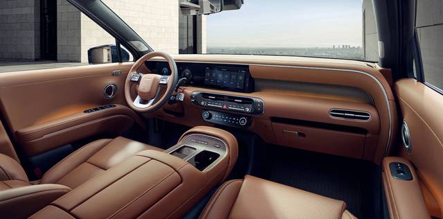 팰리세이드 하이브리드의 내부 모습. 운전석과 조수석 사이에 있는 콘솔박스가 고급 소파의 팔걸이를 닮았다. 현대자동차 제공