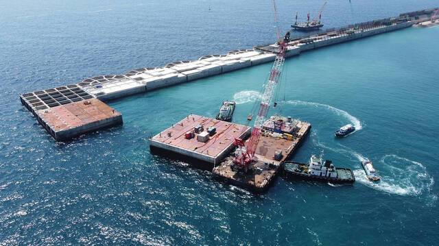 포항 영일만에서 울릉공항 건설 현장으로 케이슨을 운송하는 모습. DL이앤씨 제공