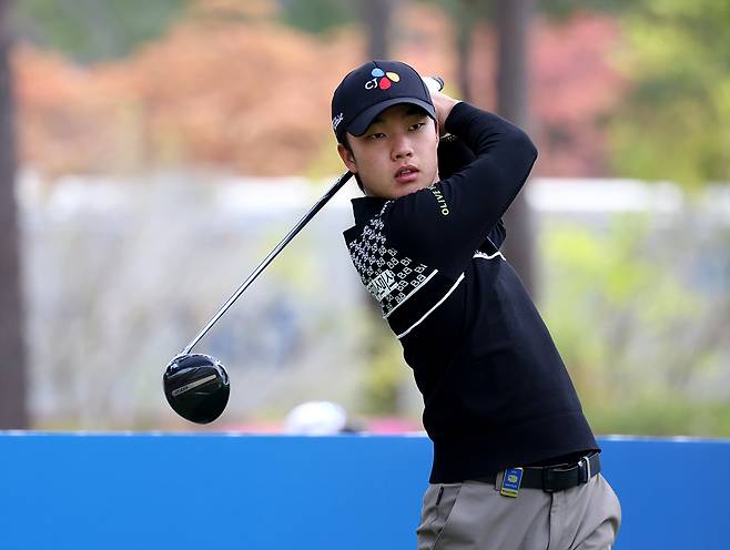 작년에 비해 10m 가량 늘어난 송민혁의 호쾌한 드라이버샷. KPGA