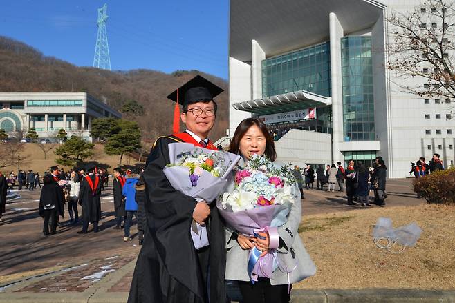 김권능 한나라은혜교회 목사가 2018년 12월 아내인 최은희 사모와 총신대 신학대학원 학위수여식에서 졸업 기념 촬영을 하고 있다. 한나라은혜교회 제공