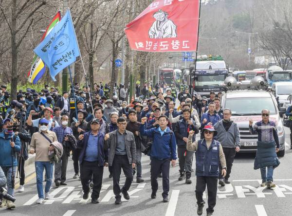 기사와 직접적인 관련없음. 사진은 지난 3월 전국농민회총연맹(전농)행진 모습. 경기일보DB