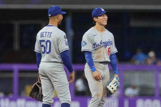 베츠와 대화하는 김혜성. 사진[AP=연합뉴스]