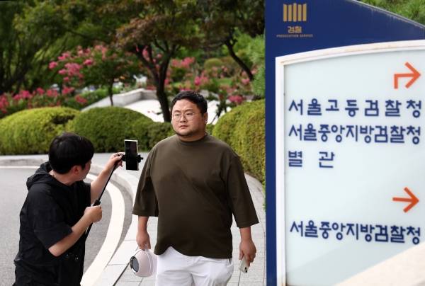 ▲2024년 7월 15일 검찰이 유튜버 쯔양의 과거 이력을 폭로하겠다고 협박한 혐의를 받은 유튜버들에 대한 수사에 착수한 가운데 당사자 중 하나인 유튜버 구제역(이준희)이 서울시 서초구 서울중앙지검으로 자진 출석하고 있다. ⓒ연합뉴스