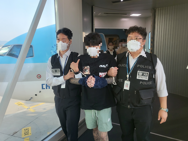 태국에서 국내 투자증권사를 사칭해 투자자의 돈을 가로챈 일당이 검거돼 인천공항을 통해 송환되고 있다. [서울경찰청]
