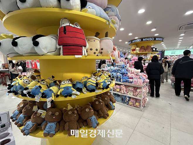 지난 22일 방문한 서울 종로구 혜화역 인근 미니소. 매장 입구에서부터 스누피, 미니언즈, 스티치 등 다양한 캐릭터 인형들이 반겼다. [변덕호 기자]