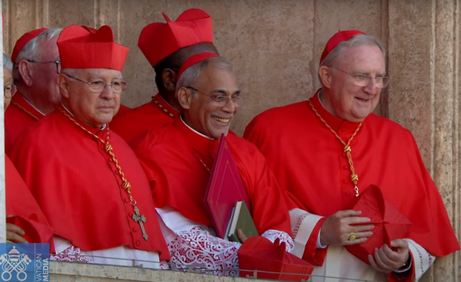 콘클라베 이후 추기경들이 모습을 드러냈다. [사진 = 바티칸 뉴스 유튜브]