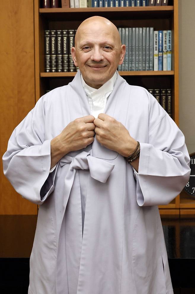 교황의 요리사로 활동했던 셰프 브루노 칭골라니가 최근 진관사에서 선물받은 법복을 입고 매일경제와 인터뷰하고 있다. 김호영 기자
