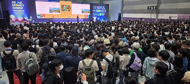 9일 서울 강남구 코엑스에서 열린 2025 서울머니쇼에서 오건영 신한은행 프리미어 패스파인더 단장이 '금리·환율 격변기, 돈 버는 재테크 포트폴리오'를 주제로 강연하고 있다. 이승환 기자