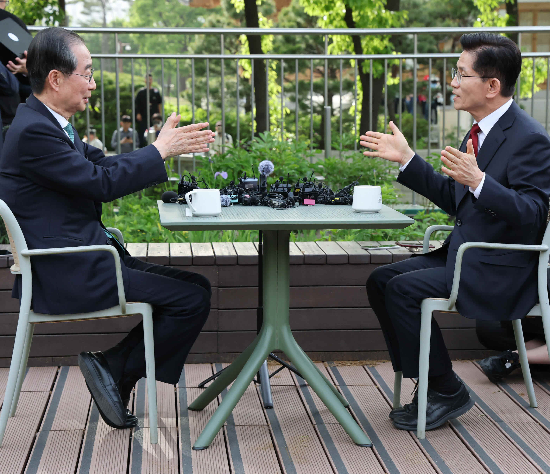 김문수 국민의힘 대통령 후보와 한덕수 무소속 대선 예비후보가 서울 여의도 국회에서 후보 단일화 관련 공개 회동을 하고 있다. (매경 DB)