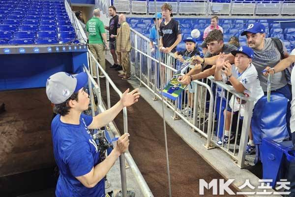 김혜성이 팬들에게 사인을 해주고 있다. 사진(美 마이애미)= 김재호 특파원