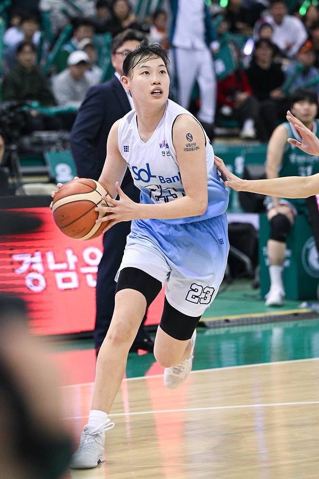 전체 1순위, 신인왕 주인공 홍유순이 첫 태극마크를 품었다. 사진=WKBL 제공