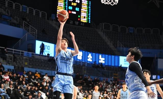 이근준의 발목 부상은 가볍지 않다. 첫 검진 결과 완전 파열 진단을 받았다. 이후 KBL 공식 지정 병원 검진을 받았고 수술까지는 하지 않게 됐다. 사진=KBL 제공