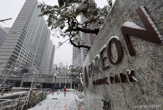 [서울=뉴시스] 이영환 기자 = 27일 오전 서울 강동구 올림픽파크 포레온에서 입주민들이 이동하고 있다.  올림픽파크포레온 아파트는 '단군 이래 최대 재건축' 단지로 지하 3층~지상 35층 규모의 총 1만 2032세대로 건립됐다. 지난 2022년 4월부터 10월까지 공사가 중단되는 어려움도 있었지만 끝내 준공 인가 결실을 맺게 됐다. 아파트 입주는 이날부터 내년 3월31일까지 순차적으로 이뤄진다. 2024.11.27. 20hwan@newsis.com /사진=이영환