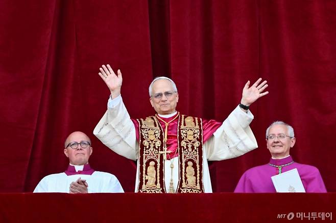 (바티칸 AFP=뉴스1) 우동명 기자 = 버트 프랜시스 프레보스트 새 교황이 8일(현지시간) 첫 미국인 출신으로 제267대 교황에 선출된 뒤 즉위 명 '레오 14세'로 바티칸의 성 베드로 대성당의 발코니에 나와 인사를 하고 있다. 2025.05.09  ⓒ AFP=뉴스1  Copyright (C) 뉴스1. All rights reserved. 무단 전재 및 재배포,  AI학습 이용 금지. /사진=(바티칸 AFP=뉴스1) 우동명 기자