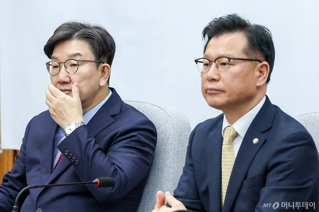 (서울=뉴스1) 안은나 기자 = 권성동 국민의힘 원내대표가 9일 오전 서울 여의도 국회에서 열린 원내대책회의에 참석하고 있다. 오른쪽은 이양수 선관위원장. 2025.5.9/뉴스1 Copyright (C) 뉴스1. All rights reserved. 무단 전재 및 재배포, AI학습 이용 금지. /사진=(서울=뉴스1) 안은나 기자