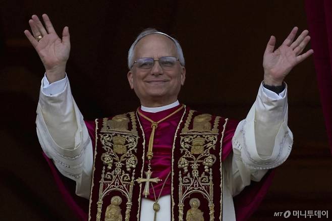8일(현지시간) 바티칸 콘클라베에서 새 교황으로 선출된 레오 14세가 선출 직후 바티칸 성베드로 대성당 중앙 '강복의 발코니'에서 인사하고 있다./AP=뉴시스 /사진=민경찬
