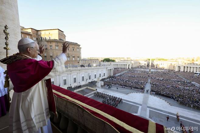 [바티칸=AP/뉴시스] 8일(현지 시간) 제267대 교황으로 선출된 미국의 로버트 프랜시스 프레보스트(69) 추기경이 선출 직후 바티칸 성베드로 대성당 중앙 '강복의 발코니'에서 광장에 모인 신자들에게 인사하고 있다. 새 교황의 즉위명은 '레오 14세'로  '레오'는 라틴어로 '사자'를 뜻한다. 2025.05.09.