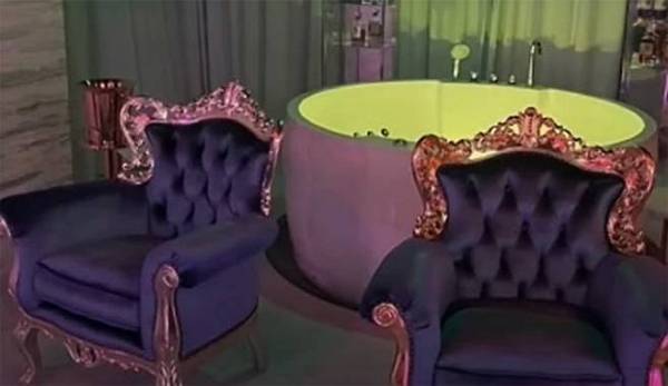 여성 종업원이 접대하는 주점을 무허가로 운영한 혐의로 업주가 체포됐다. 사진은 주점 내부 모습. /사진=FNN 뉴스 캡처