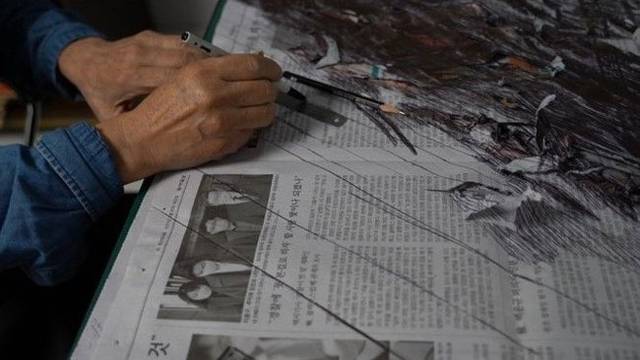 최병소 작가의 작업 모습. 신문지 위에 긋기와 긁기를 반복한다. 우손갤러리 제공