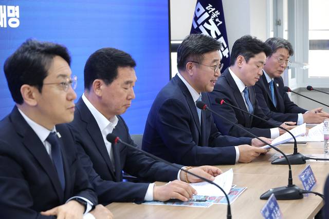 민주 선대위 회의 윤호중(왼쪽 세 번째) 더불어민주당 중앙선거대책위원회 총괄본부장이 8일 오전 서울 영등포구 여의동 당사에서 열린 총괄본부장단 회의에서 발언하고 있다.  연합뉴스