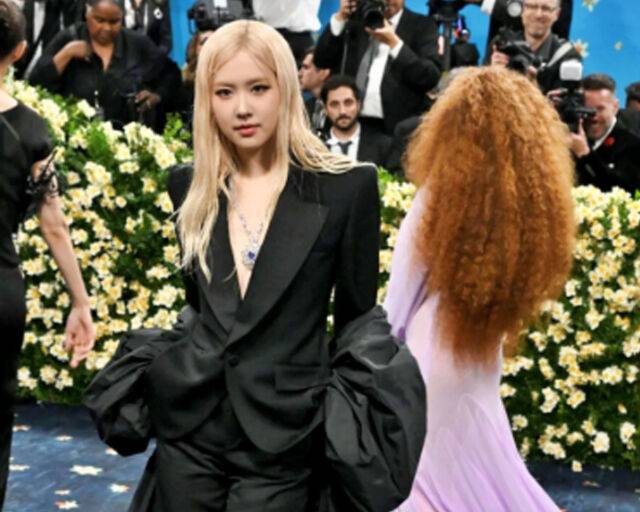 로제는 드레스와 슈트의 조화를 보여줬다. / 온라인 커뮤니티 캡처